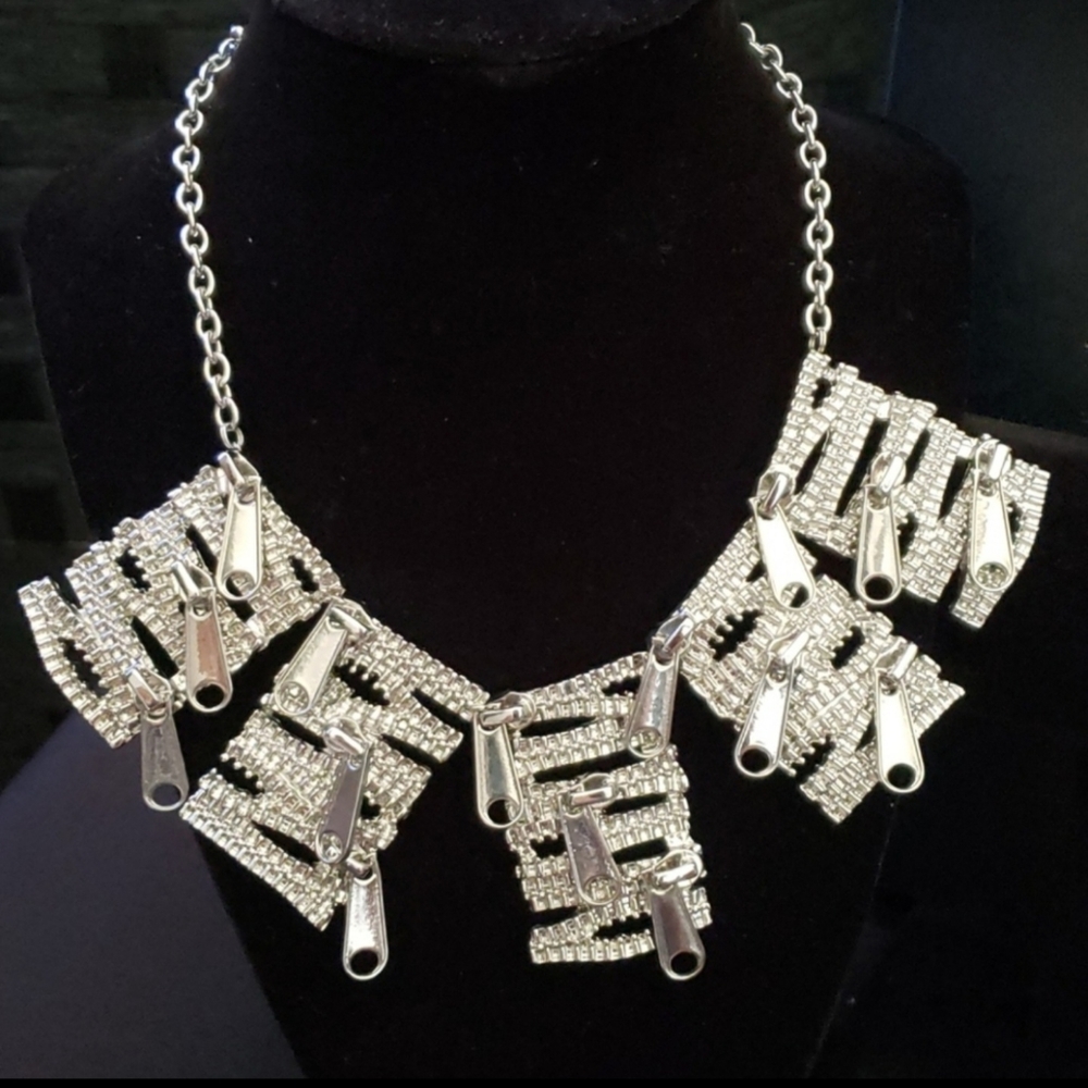 Zip it necklace
